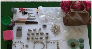 Policiais militares apreendem drogas no município de TapauáLogo ao chegar, os policiais visualizaram os possíveis infratores, que no entanto, ao perceber a chegada da polícia, empreenderam fuga