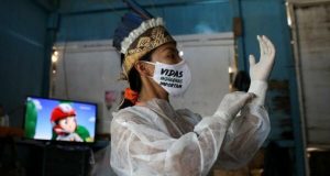 No AM, técnica de enfermagem indígena é voluntária na luta contra a covidEm seu tempo livre, a profissional atende pacientes suspeitos em sua comunidade