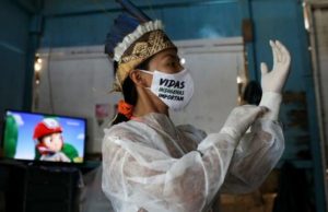 No AM, técnica de enfermagem indígena é voluntária na luta contra a covidEm seu tempo livre, a profissional atende pacientes suspeitos em sua comunidade