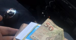 Idosa de 54 anos, cai em golpe da “Baluda” em ManausFoi levado da vítima como “garantia”, uma pasta contendo cartões e documentos, mais a quantia de R$ 2.000