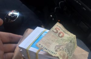 Idosa de 54 anos, cai em golpe da “Baluda” em ManausFoi levado da vítima como “garantia”, uma pasta contendo cartões e documentos, mais a quantia de R$ 2.000