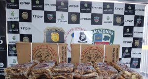 Em Manaus, casal é preso após furtar pacotes de charque em supermercado“As câmeras de segurança mostraram Ronaldo e Flavia, que são casados, chegando no supermercado, junto a outras duas pessoas, em um automóvel", relevou o delegado