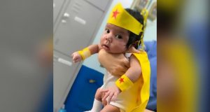 Bebê de um mês de vida derrota Covid-19 e deixa hospital vestida de Mulher MaravilhaA pequena Débora Cristina estava no Hospital Dona Regina e teve alta após passar quase 20 dias internada