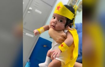Bebê de um mês de vida derrota Covid-19 e deixa hospital vestida de Mulher Maravilha