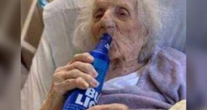 Vovó de 103 anos, vence pandemia e comemora com cervejaJennie Stejna também é jogadora de bingo e já pediu para ver um jogo de beisebol ao vivo