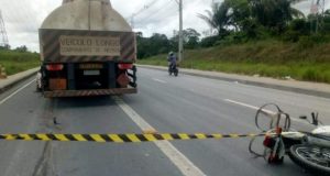 Fatalidade: Entregador de gás morre em acidente de trânsito em ManausA vítima atingida por um carro e arremessada para baixo de um caminhão de combustível