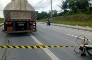 Fatalidade: Entregador de gás morre em acidente de trânsito em ManausA vítima atingida por um carro e arremessada para baixo de um caminhão de combustível