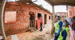 Casas construídas de forma irregular em Prosamim são destruídasA operação ocorreu após uma denúncia de moradores referente a essa área de invasão