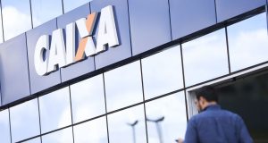 Mais de 93% dos beneficiários do auxílio emergencial usaram recursosSegundo Caixa, um em cada três brasileiros adultos recebeu valor