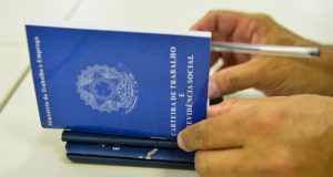 Brasil perde mais de 860 mil empregos formais em abrilDe janeiro a abril foram 4.999.981 admissões e 5.763.213 demissões