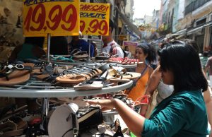 Inflação para famílias com renda mais baixa cai para 0,04%Taxa ficou abaixo da observada em março (0,49%), disse a FGV