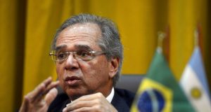 Guedes admite prorrogar auxílio emergencial, mas com valor menorA condição, porém, é que o valor seja reduzido dos atuais R$ 600 para R$ 200