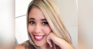 Em armadilha do ex, jovem é derrubada da moto na estrada e morre atropeladaNayara morreu atropelada na rodovia