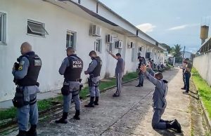 PMs oram em hospital por colega de farda diagnosticado com Covid-19, em TeféO PM está se recuperando bem
