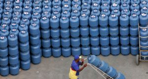 Petrobras reajusta em 5% preço do gás de cozinhaPreço médio da estatal será equivalente a R$ 24 por botijão de 13 kg