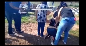 Vídeo: filha que contraiu Covid-19 em festa chora no enterro da mãe e pede perdãoInformações não oficiais apontam que a filha da vítima contraiu a doença após ir à casa de uma amiga, onde acontecia um churrasco