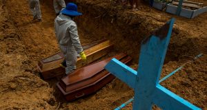 Mortes em Manaus cresceram 350% com Covid-19, contra 28% em São PauloFiocruz mostra que diferença dramática de infraestrutura hospitalar explica explosão de mortes na capital do Amazonas