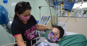 Vitória: após passar nove anos, paciente mais antigo do Icam recebe alta médicaAlex, 12 anos, passa a receber acompanhamento multiprofissional em casa