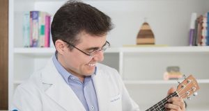 Geriatra vira voluntário e canta para pacientes com covid em ManausGrande exemplo