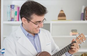 Geriatra vira voluntário e canta para pacientes com covid em ManausGrande exemplo