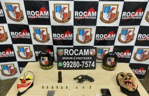 Com máscaras e armamento, jovem é preso pela RocamA equipe em patrulhamento recebeu uma denúncia anônima de que havia um homem armado no local
