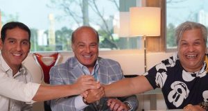 Sikêra Jr. assina contrato de 7 anos com a Rede TV!No ar por mais tempo