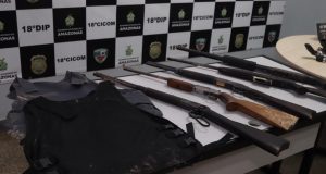 ‘Donos de Comunidade’ são presos com armamentos, drogas e munições na Zona NorteEles confessaram que fazem parte de uma organização criminosa e que a função deles seria de armazenar esse material para posteriormente serem distribuídos na capital