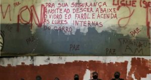 Em Manaus, PMs não se amedrotam e apagam recado feito por bandidagemSem medo e cansados das intimidações que o crime causa nos moradores, seis guerreiros da Polícia Militar do Amazonas, se uniram para comprar galões de tinta e apagar um ‘recado’