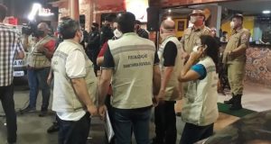 EFEITO COVID: Agentes fecham oito bares em ManausNão pode abrir!