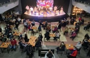 Pastor transforma igreja em bar em protesto contra fechamento de templosAssim, pode?