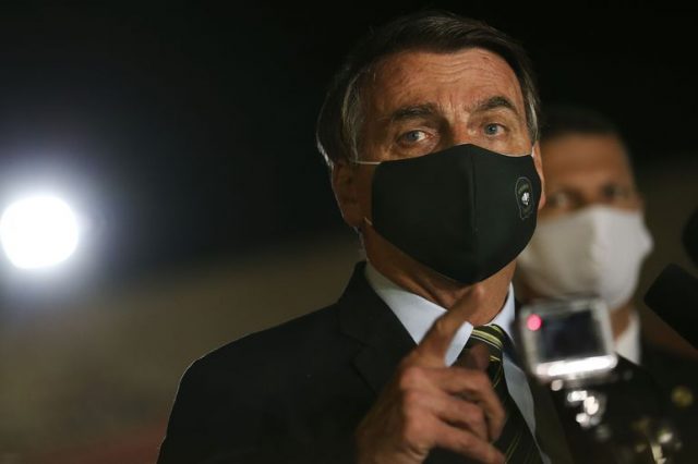 O presidente Jair Bolsonaro fala à imprensa no Palácio da Alvorada
