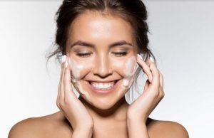 Dermatologista ensina a fazer máscara caseira com borra de café e ovoDia de beleza