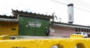 Marginal tenta jogar droga para dentro do Compaj e leva chumbo da políciaVaza, seu marginal