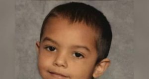 Menino de 6 anos mantido em armário pelos pais, morreu de fome, aponta laudo A criança era mantida trancada em armário pela família por 16 horas por dia, segundo a imprensa local