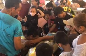 Liberada da prisão pela Justiça, mãe chora sobre caixão de AlexsandroCenas tristes de sábado