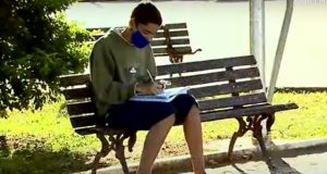 Menino de 13 anos, depende de Wi-Fi de açougue para estudarO menino vendeu latinhas para comprar um celular