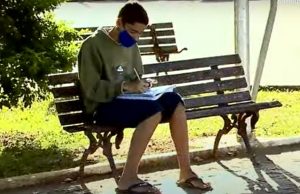 Menino de 13 anos, depende de Wi-Fi de açougue para estudarO menino vendeu latinhas para comprar um celular