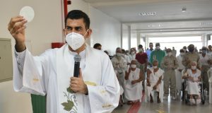 Missa espalha fé e emoção no Hospital de Campanha de ManausFé na pandemia