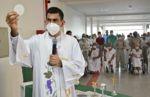 Missa espalha fé e emoção no Hospital de Campanha de ManausFé na pandemia