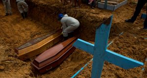 Manaus mantém enterros em valas comuns, mesmo com redução de óbitosPrefeitura defende método