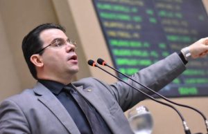 Wilker acusa Seduc de comprar merenda em hotel quatro estrelasMais um pepino no Governo Wilson Lima