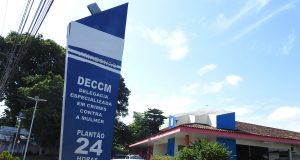 PORRADA NO SANTO ANTÔNIO: Marido acorda e dá de cara com amigo e esposa na camaMano, que cachaça foi essa?