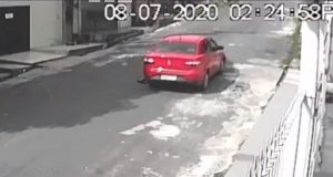 VÍDEO: Em Manaus, idosa pendurada pela bolsa é arrastada por assaltantesMarginais fugiram
