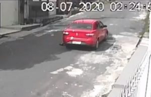 VÍDEO: Em Manaus, idosa pendurada pela bolsa é arrastada por assaltantesMarginais fugiram