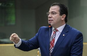 Wilker Barreto afirma que deputados viraram as costas para os amazonensesSinal de pequenez