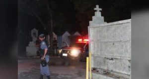 Em Manaus, neto desenterra cadáver da avó e dança com ela no meio da ruaO cadáver da avó do autor ja estava enterrado há dois anos e estava deitado no asfalto