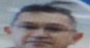 Estelionato: suspeito é procurado por aplicar golpes usando documentos falsos de aposentadosA imagem divulgada foi captada por câmera de segurança de uma das financeiras, onde o homem aplicou o golpe