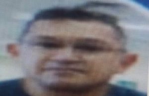 Estelionato: suspeito é procurado por aplicar golpes usando documentos falsos de aposentadosA imagem divulgada foi captada por câmera de segurança de uma das financeiras, onde o homem aplicou o golpe