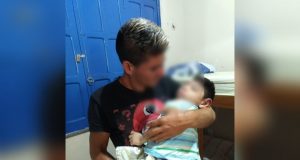 Após ser abandonado pela mãe, menino com microcefalia é entregue ao pai no AMA mãe deixou o bebê sozinho em casa para passar o final de semana numa festa