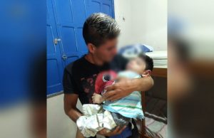 Após ser abandonado pela mãe, menino com microcefalia é entregue ao pai no AMA mãe deixou o bebê sozinho em casa para passar o final de semana numa festa
